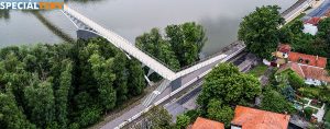 SPECIÁLTERV látványterv 2. -- A híd levezetése a Duna korzóra (A híd a Duna korzó szintjéhez képest a Pásztor révnél 3-4 m, a Rév utcánál 1-1,5 m magasan éri el a partot.)