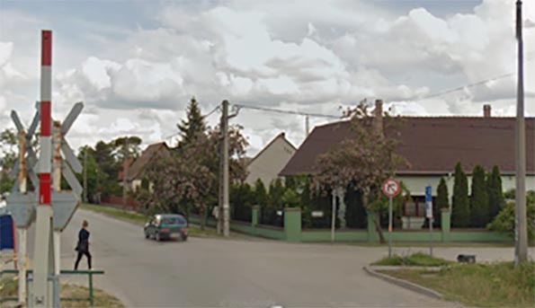 Rózsa u. GYöngyvirág és Irányi D. u. jobbra kanyarodni tilos