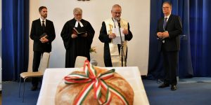 Blanckenstein György katolikus plébános, Csere Mátyás református lelkész, Győri János Sámuel evangélikus gyülekezetplántáló lelkész, Dani Zsolt baptista lelkész szentelte meg az új kenyeret, amelyet a Skanzen Pékség sütött az ünnep alkalmából.