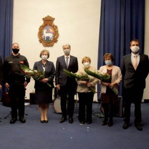 A díjazottak és a polgármester.