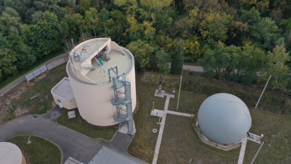 A henger alakú építmény a rohasztó tartály – ebben történik az előülepítőből származó „nyersiszap”, és az utóülepítőkből származó „fölösiszap” rohasztása (stabilizálása), a folyamat során a biogáz képződik.