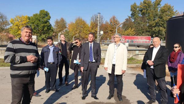 Oláh Tamás, a DMRV Zrt. önkormányzati kapcsolattartó munkatársa, a projekt szakmai támogatója mutatta be a fejlesztéseket.