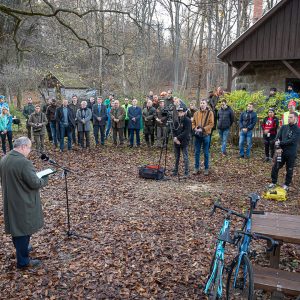 Átadó ünnepség a Király-kúti kunyhónál. Az eseményen részt vett (a kép jobb szélén álló) Pilis Dániel, Szentendre alpolgármestere és Kosztek Gabriella, a Városfejlesztési Iroda munkatársa is