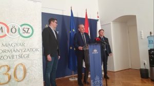 Karácsony Gergely főpp, Gémesi György, a MÖSZ elnöke, A Magyar Önkormányzatok Szövetségének sajtótájékoztatóján. Forrás: a MÖSZ Facebook-oldala