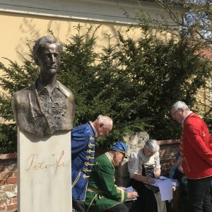 Petőfi soraival a Petőfi-szobornál