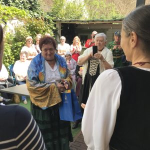 A győztes Kossuth Nyugdíjas Klub elnöke, Horváth Jenőné az eredményhirdetésen