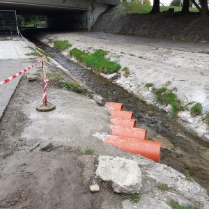 A csövek a csapadékvíz elvezetésére szolgálnak. Ha a munkát befejezték, a vezetékek nem fognak látszódni, a rézsű ugyanolyan burkolatot kap, mint a környezete.