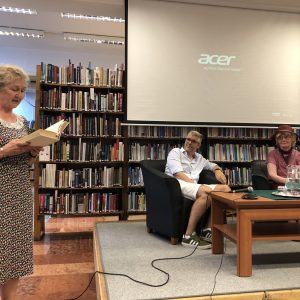 Szarvas Rita tanárnő szavalattal köszöntötte az ünnepeltet, Erika mellett Vass Bence